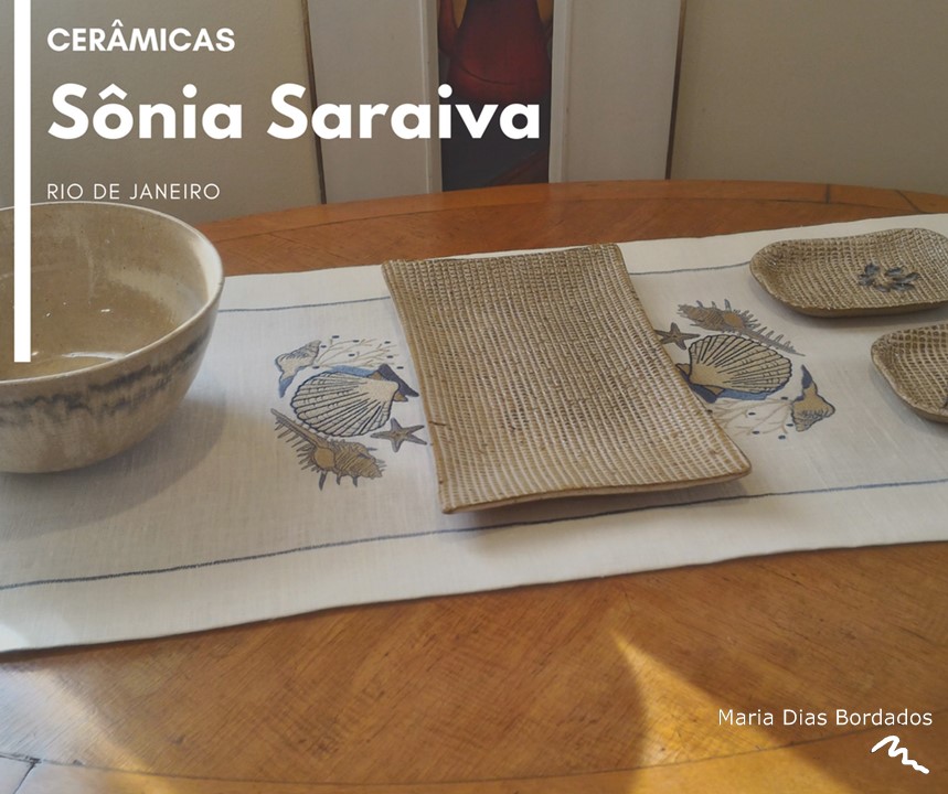 Cerâmica Sônia Saraiva & Caminho de Mesa Bordado - Maria Dias Bordados